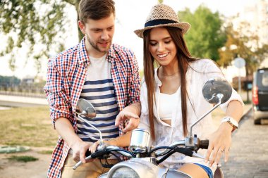 scooter üzerinde genç Çift