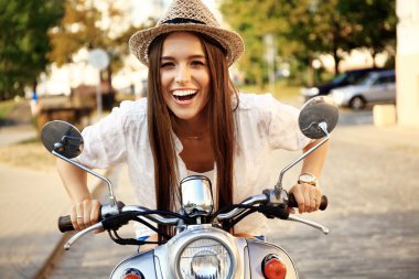Gümüş retro scooter üzerinde oturan kız