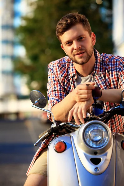 Jovem homem equitação vintage scooter — Fotografia de Stock