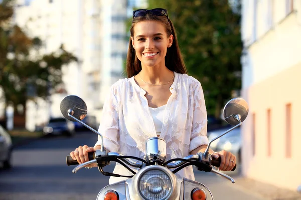 Menina sentada na scooter retro prata — Fotografia de Stock