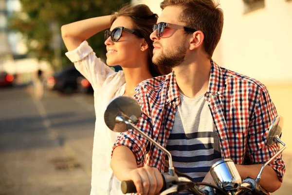 Jovem casal em scooter — Fotografia de Stock