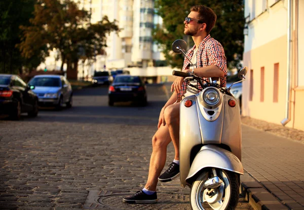 Hombre joven montando scooter vintage —  Fotos de Stock