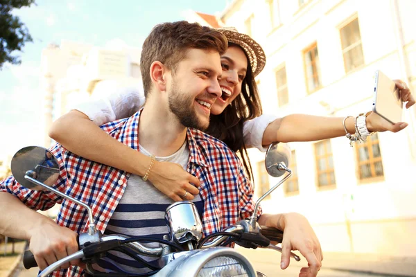 Junges Paar auf Motorroller — Stockfoto