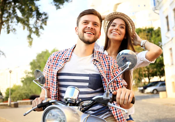 Jovem casal em scooter — Fotografia de Stock