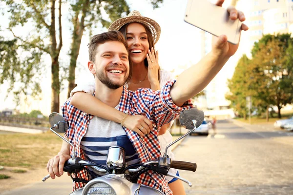 Casal feliz em scooter — Fotografia de Stock