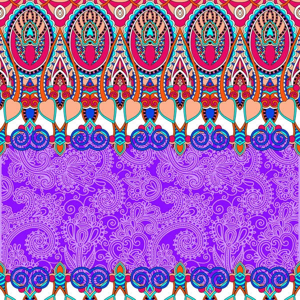 Ornamento de rayas étnicas sobre fondo floral, perfecto para invitat — Vector de stock