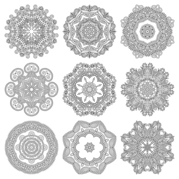 Circle lace ornament, round ornamental geometric doily pattern — Stock Vector