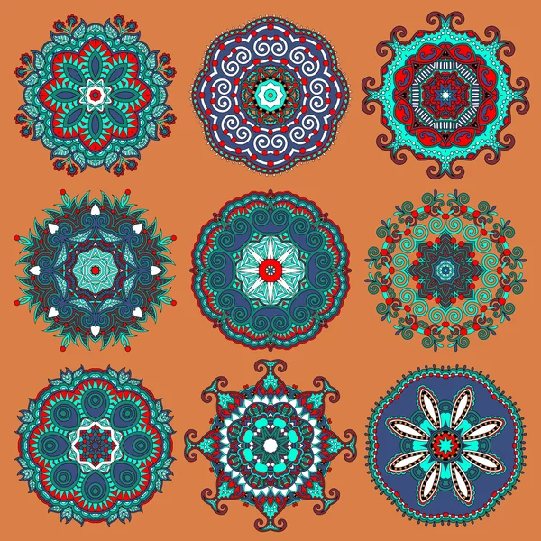 Circle lace ornament, round ornamental geometric doily pattern c — Stock Vector