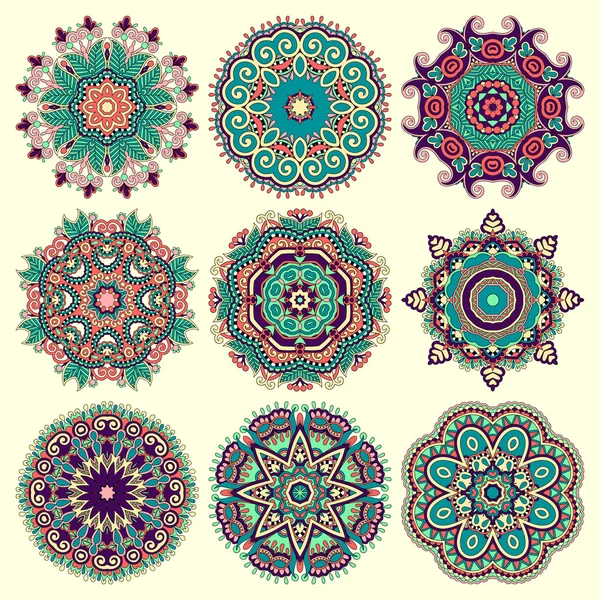 Circle lace ornament, round ornamental geometric doily pattern — Stock Vector