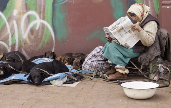 Kiev Ucrania - 1 de mayo de 2016: Pensionista leyendo el periódico sobre el — Foto de Stock