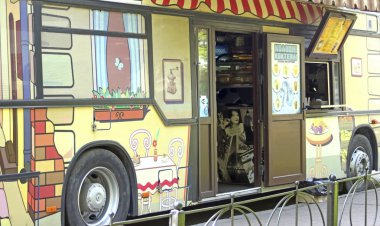 Kiev, Ukrayna -1 Mayıs 2016: Hızlı şehir sokaklarında eski otobüs.