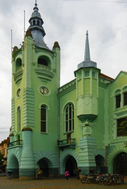 Belediye binasındaki kilise kulesi.