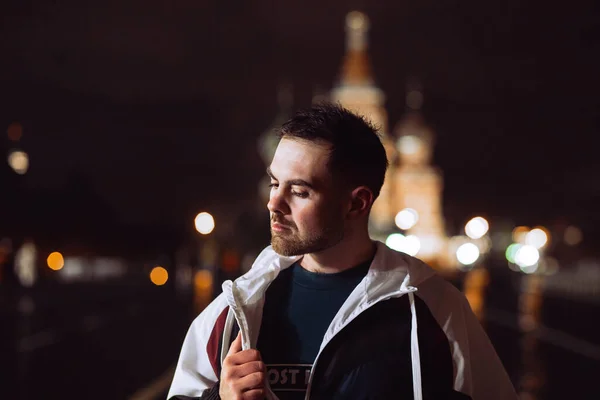 Наручний чоловік у вітровому вимивальнику стоїть на Красній площі вночі. — стокове фото
