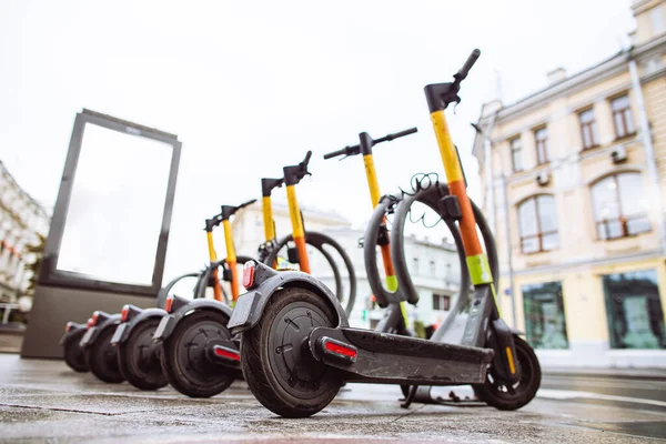 Alquiler de scooters eléctricos en la acera. — Foto de Stock