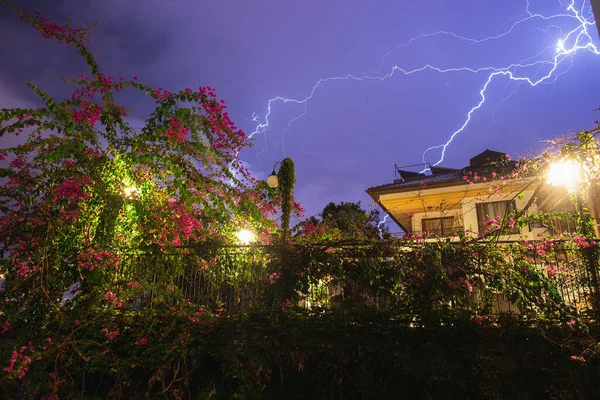 Blitzeinschlag in Wohnviertel. Große helle Blitze aus nächster Nähe. Mittelmeerwinternachtgewitter. Alanya, Türkei — Stockfoto