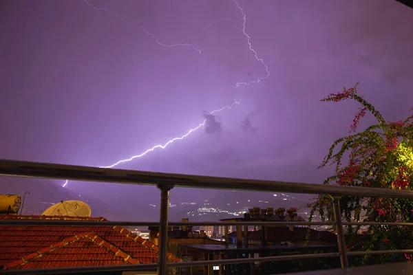 Forte tempête au-dessus des montagnes nocturnes et de la ville. Gros plan éclair lumineux. Orage nocturne méditerranéen d'hiver. Alanya, Turquie — Photo