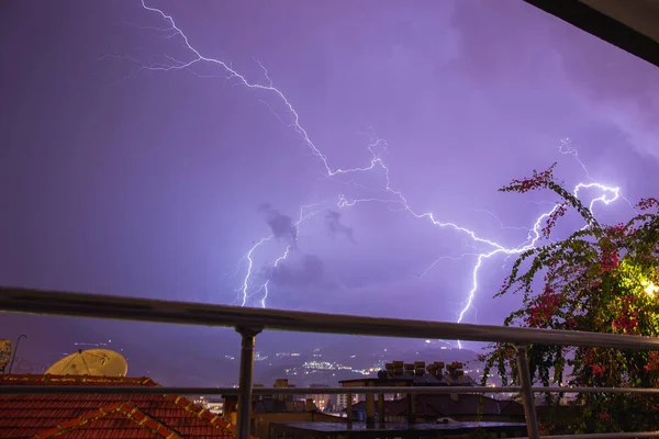 Gece dağları ve şehrin üzerinde güçlü bir fırtına var. Büyük Parlak Şimşek, yakın çekim. Akdeniz kış gecesi fırtınası. Alanya, Türkiye — Stok fotoğraf