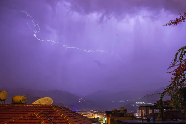 Starkes Gewitter über nächtlichen Bergen und Städten. Große helle Blitze aus nächster Nähe. Mittelmeerwinternachtgewitter. Alanya, Türkei — Stockfoto