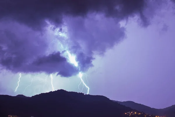 Badai petir yang kuat di atas pegunungan dan kota malam. Petir Terang Besar Menutup. Badai musim dingin di mediterania. Alanya, Turki — Stok Foto