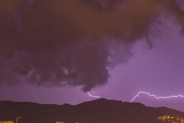 Forte tempête au-dessus des montagnes nocturnes et de la ville. Gros plan éclair lumineux. Orage nocturne méditerranéen d'hiver. Alanya, Turquie — Photo