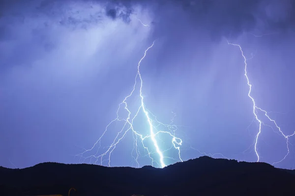 Starkes Gewitter über nächtlichen Bergen und Städten. Große helle Blitze aus nächster Nähe. Mittelmeerwinternachtgewitter. Alanya, Türkei — Stockfoto