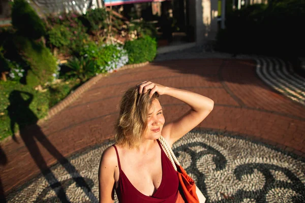 Beautiful busty woman enjoing sun near hotel in the resort — Stock Photo, Image