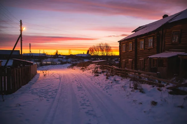 Old russian rumah desa dalam dingin pahit. Pemandangan senja musim dingin. — Stok Foto