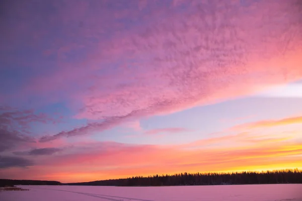 Sonnenuntergang Winterlandschaft mit schneebedeckter Straße in violetten und rosa Farben — Stockfoto