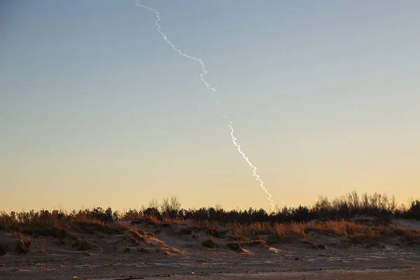 Inversionsspur einer ballistischen Rakete in der oberen Atmosphäre — Stockfoto