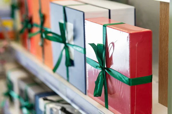 Cajas de regalo con cintas en un estante de la tienda — Foto de Stock