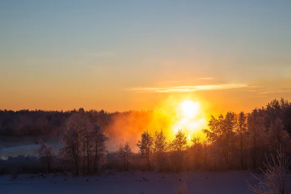 Fabulosa Paisagem Inverno Com Nevoeiro Iluminado Pela Luz Laranja Sol — Fotografia de Stock