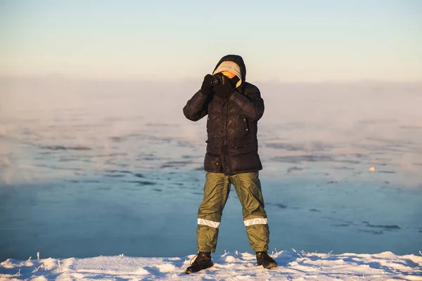 Ein Professioneller Fotograf Warmer Winterkleidung Fotografiert Die Erstaunlich Schöne Winternatur — Stockfoto