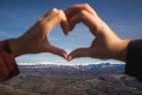 Manos Haciendo Forma Corazón Playa Contra Montañas Cubiertas Nieve Cielo — Foto de Stock