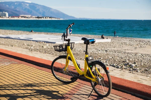 Sarı Bisiklet Plajdaki Beton Direğin Yanında Duruyor Mavi Deniz Arka — Stok fotoğraf
