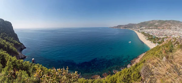 Türkiye 'nin Alanya kentindeki Kleopatra plajı ve Akdeniz manzarası. Tatil sezonu konsepti