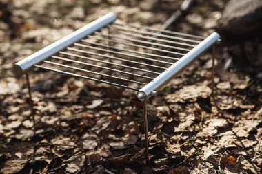 Taşınabilir Paslanmaz Çelik Barbekü Izgara Yürüyüş pikniği konsepti. Vahşi doğada yemek yapmak.