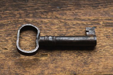 Karanlık ahşap arka planda eski bir anahtar