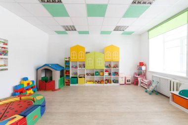 Arkhangelsk, Rusya - 3 Mart 2018: Sarı ve yeşil renkli modern bir anaokulu. Doğal gün ışığı