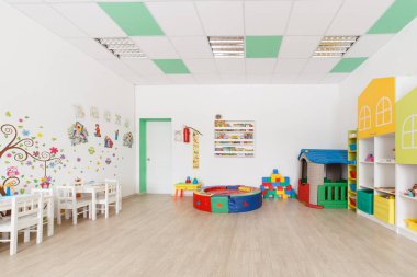 Arkhangelsk, Rusya - 3 Mart 2018: Sarı ve yeşil renkli modern bir anaokulu. Doğal gün ışığı