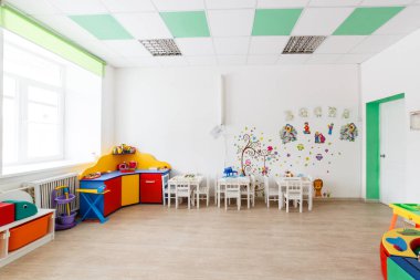 Arkhangelsk, Rusya - 3 Mart 2018: Sarı ve yeşil renkli modern bir anaokulu. Doğal gün ışığı