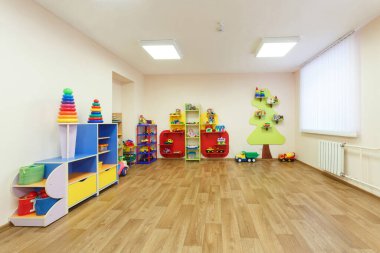 Anaokulunda açık pembe renkli oyun odası var.