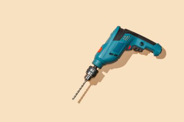 Sarı arkaplan görünümünde kablosuz pil matkabı