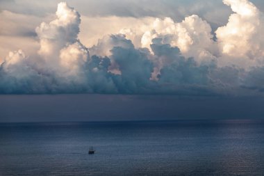 Denizin üzerinde kümülüs fırtınası bulutları, hava tahmini, atmosferik cephe