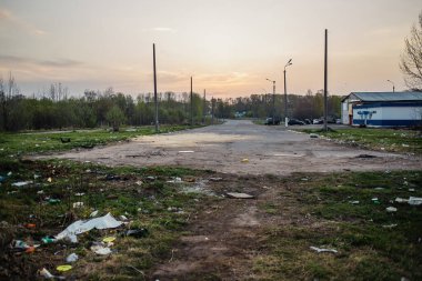 Çöp ve zehirli dumanla dolu bir cadde. Gelişmekte olan ülkelerin eko-ekonomik sorunları