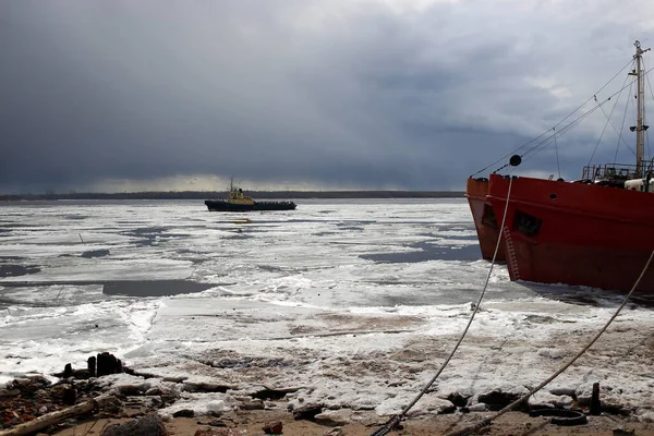 Dekat dengan perahu es hanyut di Arkhangelsk. — Stok Foto