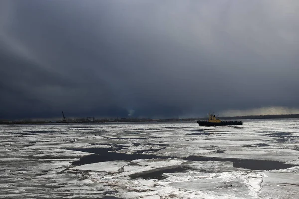 Primo piano della barca di ghiaccio alla deriva ad Arkhangelsk. — Foto Stock