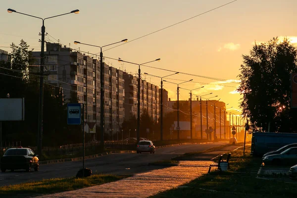 夜明けに複数階建てのパネルハウスを持つロシアの都市の典型的な通り — ストック写真