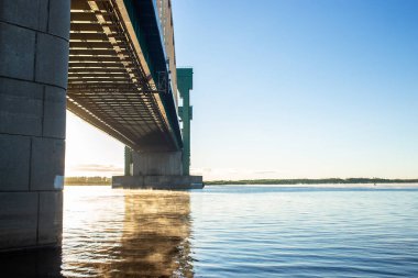Şafakta büyük güzel bir yol köprüsü