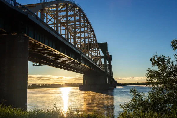 Şafakta büyük güzel bir yol köprüsü — Stok fotoğraf