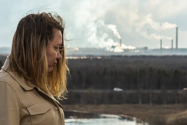 Luftverschmutzung Zellstoff und Papierfabrik und traurige Frau im Vordergrund — Stockfoto